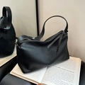 Borsa sottobraccio vintage nera con trama a pieghe e dettagli in metallo argento - Nero