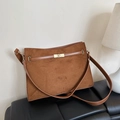 Sac à bandoulière vintage en daim marron avec fermoir doré et fines lanières de cuir - Marron