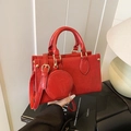 Bolso de mano en cuero rojo con monedero redondo a juego y elegantes herrajes - Rojo