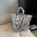 Borsa tote imbottita in argento metallizzato trapuntato con ampi manici morbidi - Argento