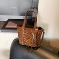 Borsa a secchiello leopardata in finto scamosciato con finiture in vernice marrone - Leopardo Marrone Senza Pendente