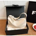Borsa tote plissettata beige in una scatola regalo nera con tracolla da donna - Bianco