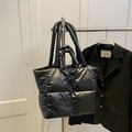 Elegante borsa tote trapuntata nera con finitura lucida impermeabile per l'inverno - Nero