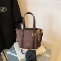 Borsa tote in camoscio marrone con finiture in pelle e logo L dorato sui libri - Caffè senza Ciondolo