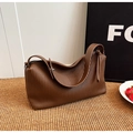 Borsa tote vintage marrone con trama a pieghe in ecopelle e design curvo minimalista - Marrone
