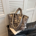 Borsa tote trapuntata metallizzata argento con interno spazioso e doppia tracolla - Champagne