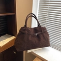 Bolso tote de ante marrón con correas de hebilla decorativas y estilo vintage minimalista - Marrón