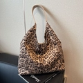 Borsa tote grande leopardata in finta pelle scamosciata con sottile tracolla da donna - Leopardo Cachi