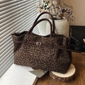 Bolso tote grande de ante con estampado de leopardo, hebilla decorativa y asas marrones - Estampado de leopardo