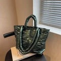 Borsa tote trapuntata verde scuro in tessuto lucido con manici imbottiti spessi - Verde