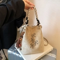 Sac seau en similicuir beige avec nœuds décoratifs et pendentif à pompon coloré - Khaki avec Pendentif