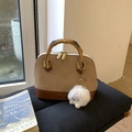 Détail du sac coquille avec poignée en bambou, texture suédée et breloque mouton - Khaki avec Pendentif