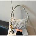 Dettaglio del manico intrecciato verde e trama in ecopelliccia con ciondolo boho - Grigio Con Pendente
