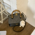 Vue détaillée de la poignée en bambou et du sac en forme de coquille avec pendentif - Gris Avec Pendentif