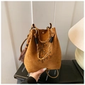 Sac seau en daim marron avec nœud en strass et poignée tissée élégante - Marron avec pendentif