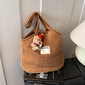 Borsa tote in peluche marrone con toppa SEEYOU e ciondolo a forma di orsetto - Marrone con ciondolo