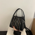 Bolso tipo cubo tejido a rayas blancas y negras con asas de cuero y correa ajustable - Negro