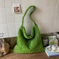 Grasgroene oversized sherpa fleece hobo tas met zwart fashion label op houten tafel - Groen