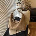 Bolso hobo de ante marrón con correa de cuero y amuleto decorativo de cuentas de madera - Caqui
