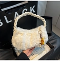 Borsa bianca in ecopelliccia con manico intrecciato e nappa di perline invernale - Bianco con ciondolo