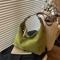 Bolso tote de ante verde con correa de cuero marrón y cuentas sobre blazer negro - Verde