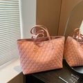 Grande borsa shopping trapuntata rosa con rivetti dorati per il pendolarismo femminile - Rosa