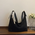 Sac hobo noir en suédine avec pendentif en perles et bandoulière réglable - Noir