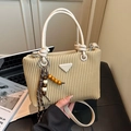 Chique beige corduroy plissé emmertas met geknoopte handvatten en kralenhanger - Beige