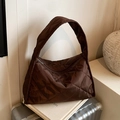 Bolso de hombro acolchado café oscuro con costuras de diamante y correa ancha - Marrón