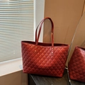 Borsa tote trapuntata rosso scuro con motivo a rombi e rivetti dorati da donna - Rosso