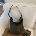 Vista dettagliata della borsa a secchiello hobo in pelle scamosciata opaca - Verde