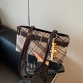 Borsa sottospalla a quadri marrone con tracolla in vernice e ciondolo a nappa - Con Ciondolo / Marrone