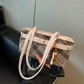 Borsa a spalla a quadri con finiture in pelle rosa e ciondolo con perline di legno - Con Ciondolo / Rosa