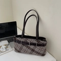 Borsa tote a quadri marroni con dettaglio cinturino in pelle su una scrivania - Senza Ciondolo / Marrone