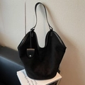 Bolso hobo grande de ante negro mate con ribete de cuero liso y detalle de colgante - Negro
