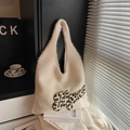 Schicke beige Strick-Tasche mit Leoparden-M-Patch und weicher Plüsch-Textur - Gebrochenes Weiß