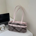 Borsa sottobraccio a quadri grigi con tracolla in pelle rosa e fibbia decorativa - Senza Ciondolo / Rosa