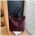 Dettaglio borsa tote in pelle scamosciata viola con cuciture bianche e fibbia oro - Borgogna