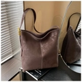 Dettaglio borsa tote marrone scuro opaca con cuciture a contrasto e chiusura dorata - Marrone