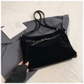 Grande borsa tote in pelle scamosciata nera con finiture in pelle e fibbia oro - Nero