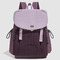 Détail d'un sac à dos en nylon résistant à l'eau avec panneaux contrastés violets - Ombre de Rime Pourpre