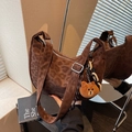 Vintage Hobo-Tasche mit Leopardenmuster, Bären-Anhänger und silbernen Beschlägen - Braun