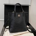 Dunkelgraue Denim-Beuteltasche mit Ledergriffen und Goldschloss in schwarzer Geschenkbox - Schwarz