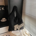 Schwarze flauschige Stricktasche mit Leoparden Mama-Patch und schickem Henkel - Schwarz