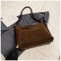 Borsa tote marrone scuro in finta pelle scamosciata con eleganti dettagli in pelle - Marrone