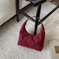 Vintage-Hobo-Tasche aus bordeauxrotem Wildleder mit silberner Schnalle auf Teppich - Klein Rot