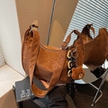 Braune Halbmond-Tasche mit Leopardenmuster, Bärenanhänger und Metallkette - Braun