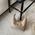 Khaki Hobo-Tasche aus Mattleder mit Mittelnaht auf weißem Teppich im Retro-Stil - Klein Khaki