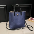 Dunkelblaue Denim Eimertasche mit schwarzen Ledergriffen und goldenem Drehverschluss - Dunkelblau