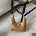 Braune Hobo-Handtasche aus Wildleder mit minimalistischem Design und vertikaler Naht - Kleines Braun